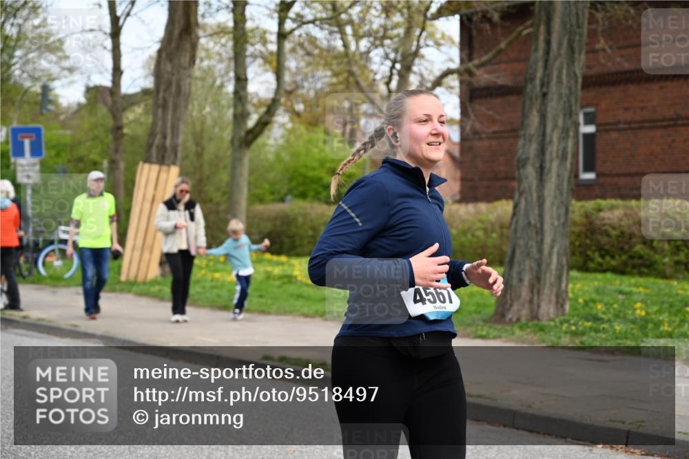12.04.2026 - 45. Internationalen Wilhelmsburger Insellauf J. Mangold http://msf.ph/oto/9518497 12.04.2026 13:23:57 Ziel 3739, 5209, 5212, 2802, 2803, 3258, 3259, 4073, 4292, 4517, 3872, 5017, 3871, 5632, 4365, 3267, 2562, 5356, 5355, 5356, 5355, 4567, 2145, 3936 meine-sportfotos.de