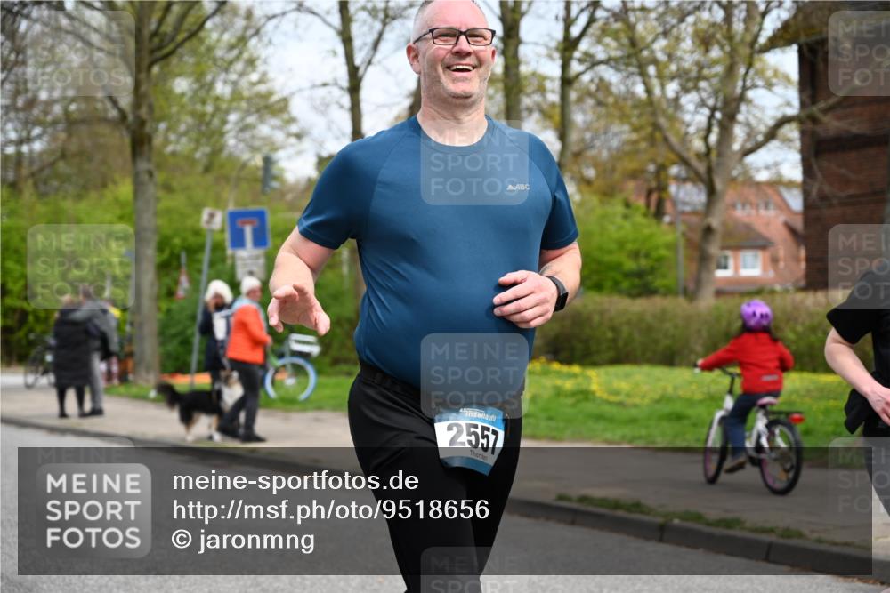 12.04.2026 - 45. Internationalen Wilhelmsburger Insellauf J. Mangold http://msf.ph/oto/9518656 12.04.2026 13:24:39 Ziel 3936, 4908, 4016, 2111, 2112, 2290, 4812, 2990, 2991, 2012, 5021, 4751, 2558, 2557 meine-sportfotos.de