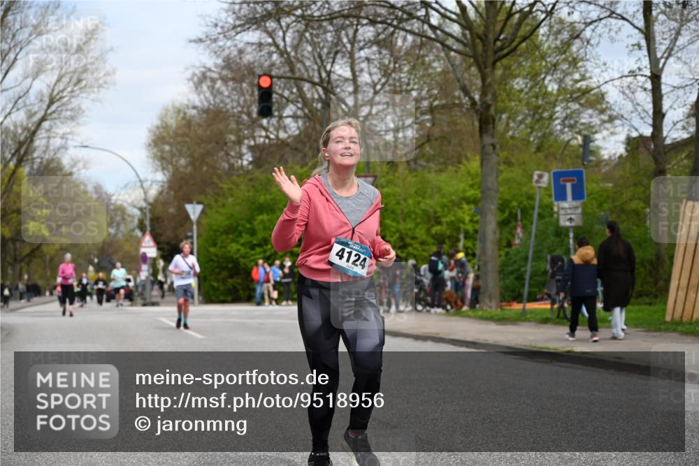 12.04.2026 - 45. Internationalen Wilhelmsburger Insellauf J. Mangold http://msf.ph/oto/9518956 12.04.2026 13:26:16 Ziel 2298, 4839, 4840, 4774, 4881, 4049, 4411, 5206, 2360, 5245, 2933, 2359, 4124, 2980, 3640 meine-sportfotos.de