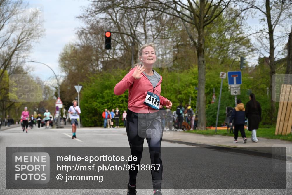 12.04.2026 - 45. Internationalen Wilhelmsburger Insellauf J. Mangold http://msf.ph/oto/9518957 12.04.2026 13:26:16 Ziel 2298, 4839, 4840, 4774, 4881, 4049, 4411, 5206, 2360, 5245, 2933, 2359, 4124, 2980, 3640 meine-sportfotos.de