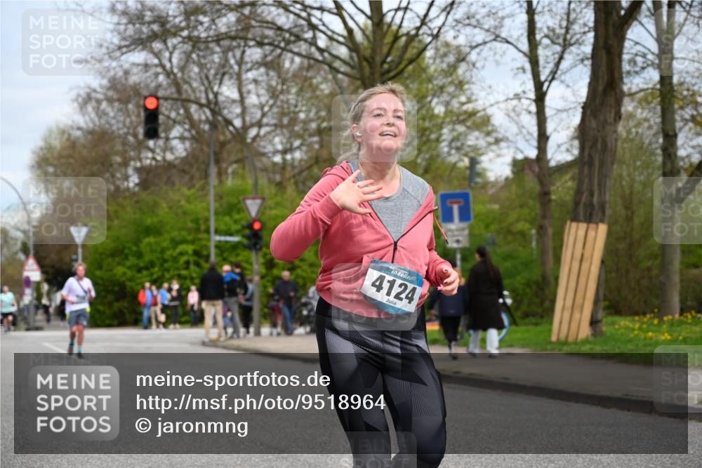 12.04.2026 - 45. Internationalen Wilhelmsburger Insellauf J. Mangold http://msf.ph/oto/9518964 12.04.2026 13:26:16 Ziel 2298, 4839, 4840, 4774, 4881, 4049, 4411, 5206, 2360, 5245, 2933, 2359, 4124, 2980, 3640 meine-sportfotos.de