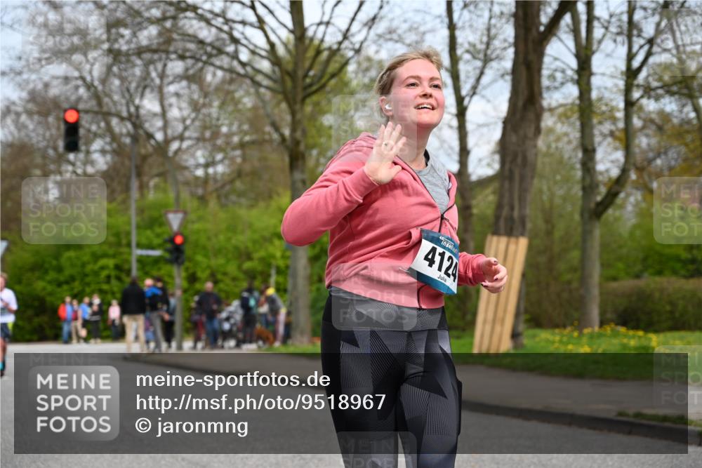 12.04.2026 - 45. Internationalen Wilhelmsburger Insellauf J. Mangold http://msf.ph/oto/9518967 12.04.2026 13:26:17 Ziel 2298, 4839, 4840, 4774, 4881, 4049, 4411, 5206, 2360, 5206, 2360, 5245, 2933, 2359, 4124, 2980, 3640 meine-sportfotos.de