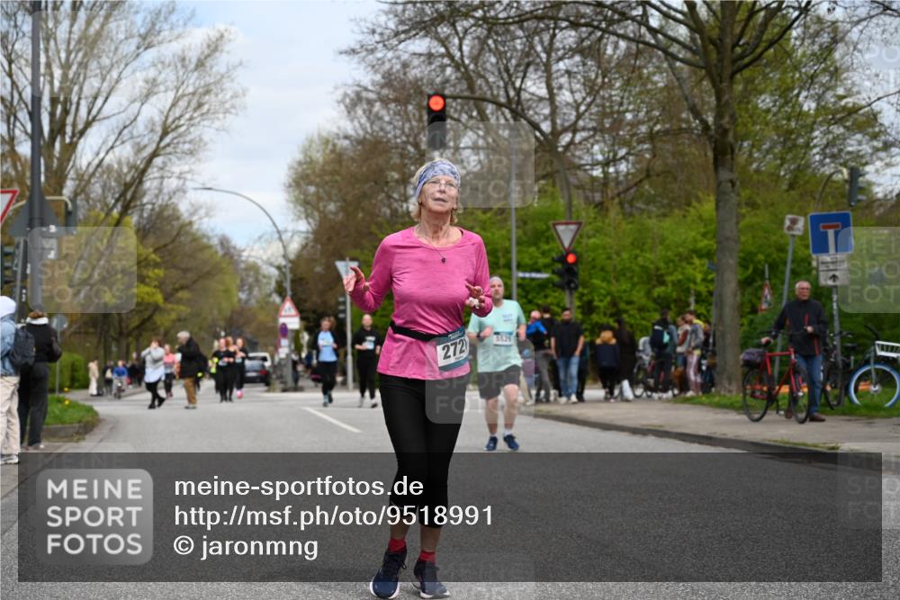 12.04.2026 - 45. Internationalen Wilhelmsburger Insellauf J. Mangold http://msf.ph/oto/9518991 12.04.2026 13:26:29 Ziel 4881, 4049, 4411, 5206, 2360, 5245, 2933, 2359, 4124, 2980, 3640, 2721, 3756, 3755, 2968 meine-sportfotos.de