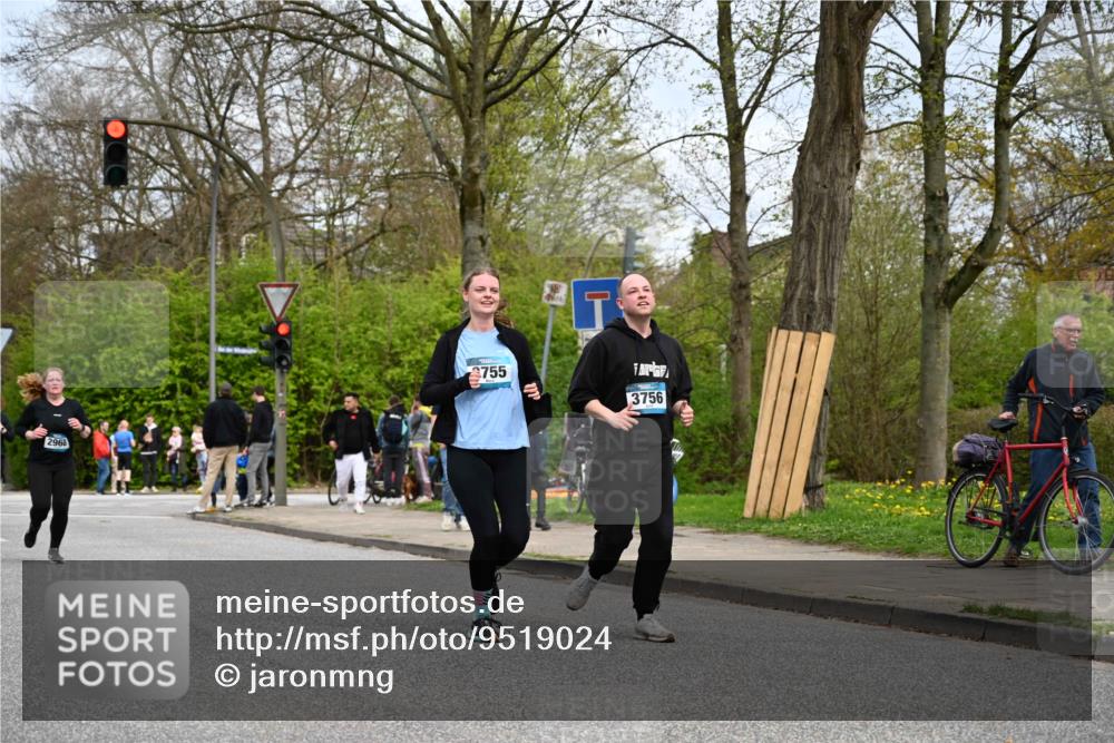 12.04.2026 - 45. Internationalen Wilhelmsburger Insellauf J. Mangold http://msf.ph/oto/9519024 12.04.2026 13:26:38 Ziel 4411, 5206, 2360, 5245, 2933, 2359, 4124, 2980, 3640, 2721, 3756, 3755, 2968, 2306, 2969, 3888 meine-sportfotos.de