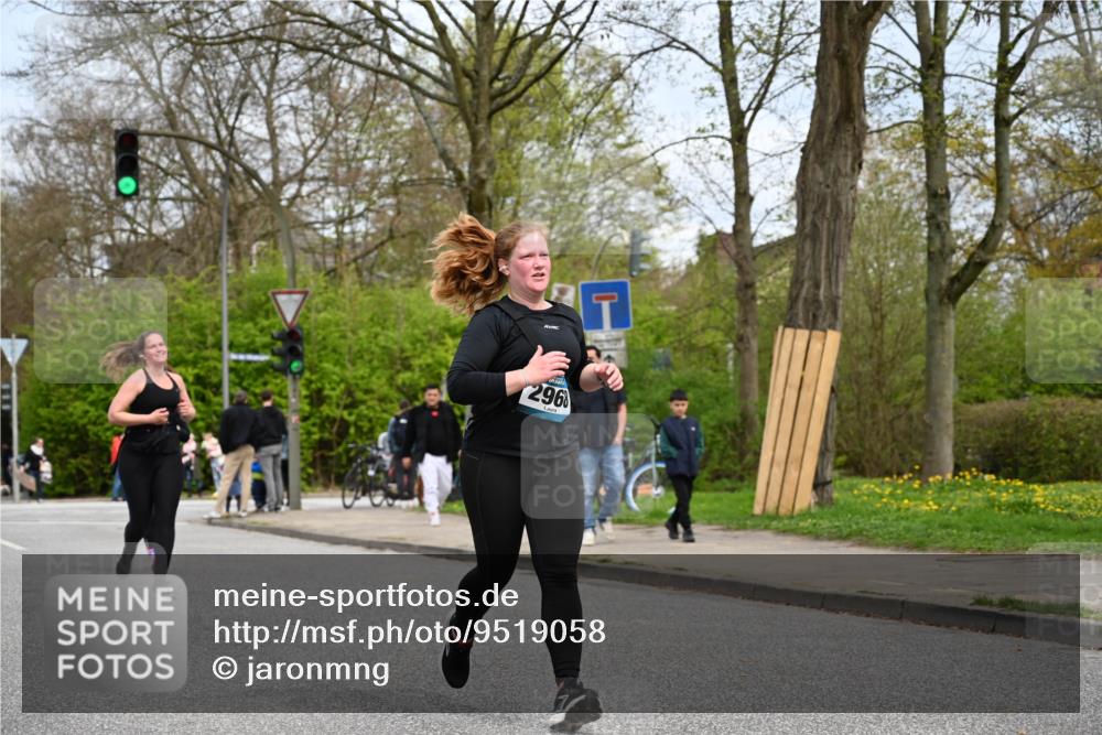12.04.2026 - 45. Internationalen Wilhelmsburger Insellauf J. Mangold http://msf.ph/oto/9519058 12.04.2026 13:26:42 Ziel 5206, 2360, 5245, 2933, 2359, 4124, 2980, 3640, 2721, 3756, 3755, 2968, 2306, 2969, 3888, 3960, 3955 meine-sportfotos.de