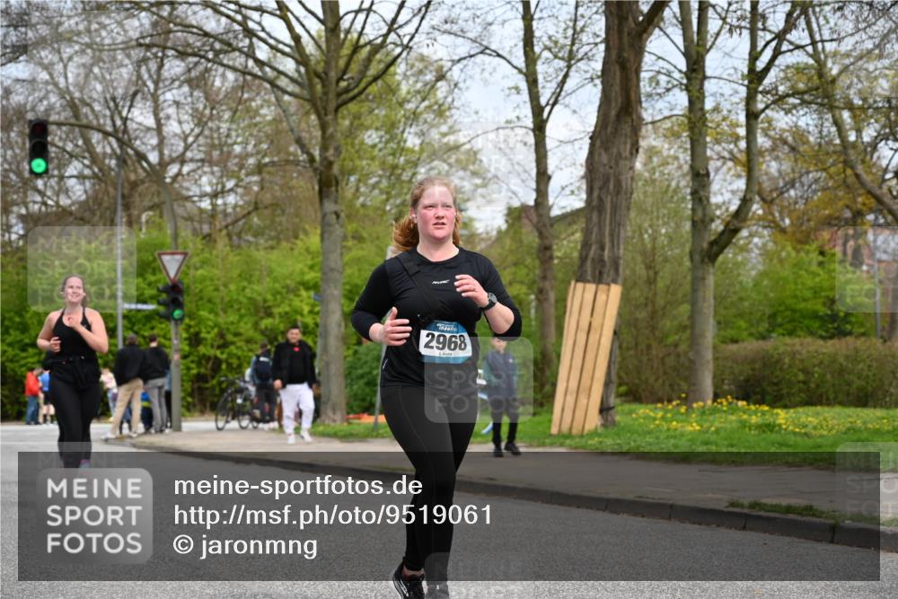 12.04.2026 - 45. Internationalen Wilhelmsburger Insellauf J. Mangold http://msf.ph/oto/9519061 12.04.2026 13:26:42 Ziel 5206, 2360, 5245, 2933, 2359, 4124, 2980, 3640, 2721, 3756, 3755, 2968, 2306, 2969, 3888, 3960, 3955 meine-sportfotos.de