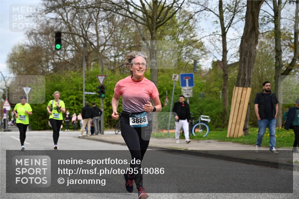 12.04.2026 - 45. Internationalen Wilhelmsburger Insellauf J. Mangold http://msf.ph/oto/9519086 12.04.2026 13:26:47 Ziel 2980, 3640, 2721, 3756, 3755, 2968, 2306, 2969, 3888, 3888, 3960, 3955, 4900 meine-sportfotos.de