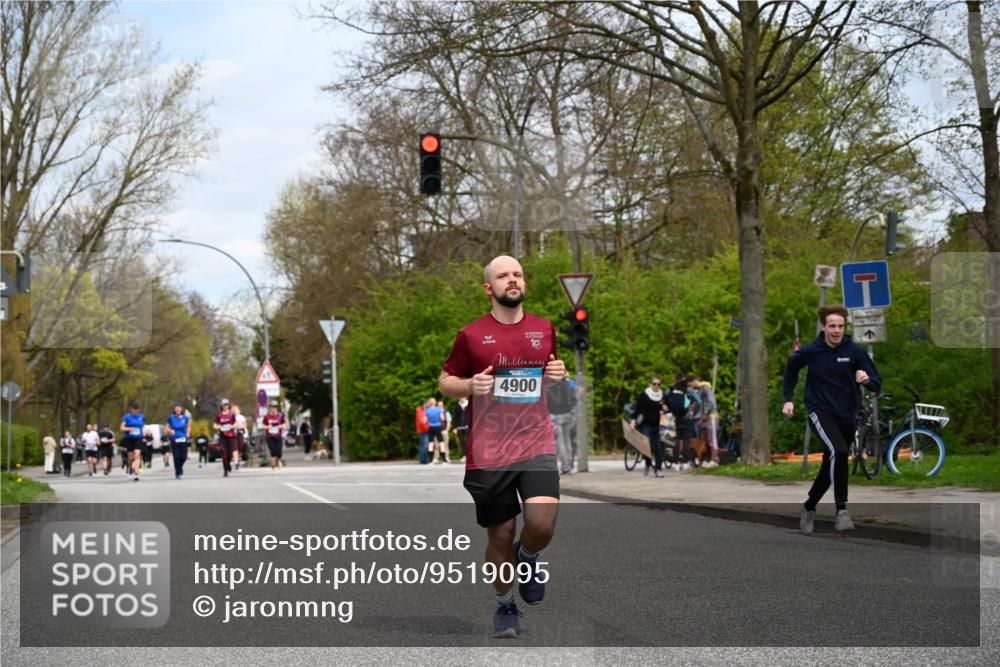 12.04.2026 - 45. Internationalen Wilhelmsburger Insellauf J. Mangold http://msf.ph/oto/9519095 12.04.2026 13:26:59 Ziel 2721, 3756, 3755, 2968, 2306, 2969, 3888, 3888, 3960, 3955, 4900, 2944, 2945, 5222, 3215 meine-sportfotos.de