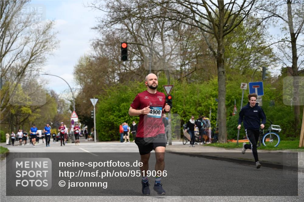 12.04.2026 - 45. Internationalen Wilhelmsburger Insellauf J. Mangold http://msf.ph/oto/9519096 12.04.2026 13:26:59 Ziel 2721, 3756, 3755, 2968, 2306, 2969, 3888, 3888, 3960, 3955, 4900, 2944, 2945, 5222, 3215 meine-sportfotos.de