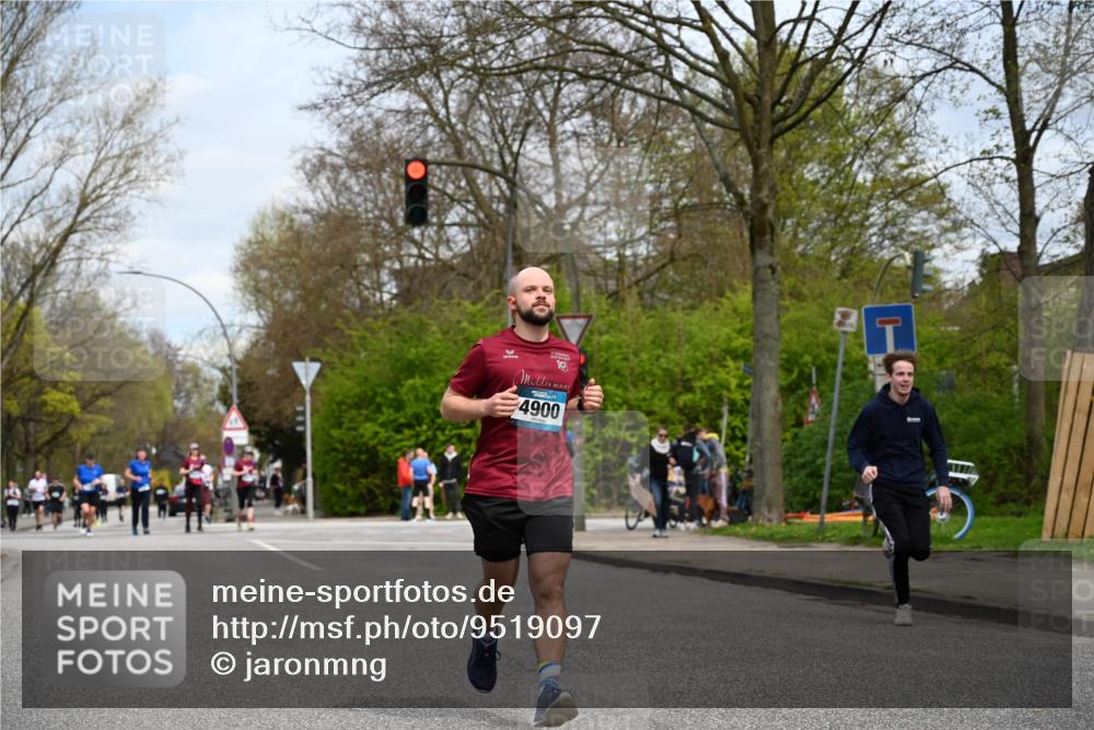 12.04.2026 - 45. Internationalen Wilhelmsburger Insellauf J. Mangold http://msf.ph/oto/9519097 12.04.2026 13:26:59 Ziel 2721, 3756, 3755, 2968, 2306, 2969, 3888, 3888, 3960, 3955, 4900, 2944, 2945, 5222, 3215 meine-sportfotos.de