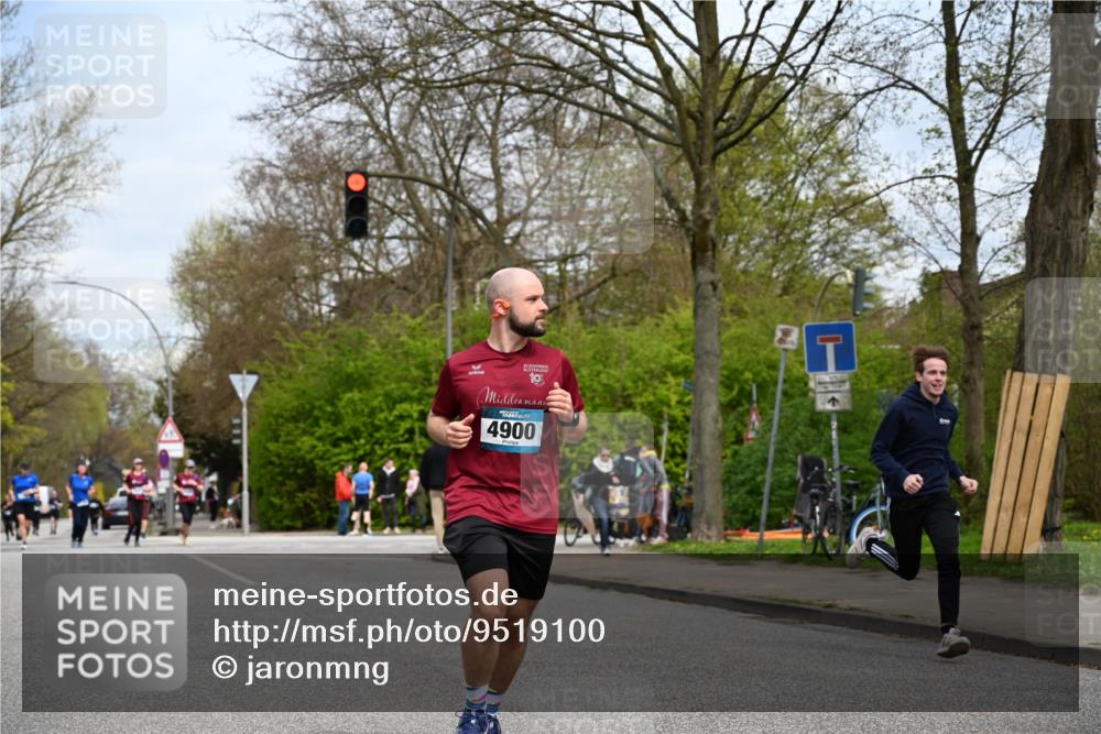 12.04.2026 - 45. Internationalen Wilhelmsburger Insellauf J. Mangold http://msf.ph/oto/9519100 12.04.2026 13:27:00 Ziel 2721, 3756, 3755, 2968, 2306, 2969, 3888, 3960, 3955, 4900, 2944, 2945, 5222, 3215 meine-sportfotos.de