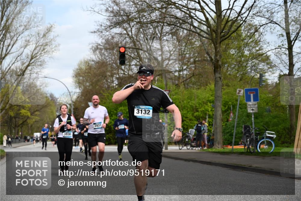12.04.2026 - 45. Internationalen Wilhelmsburger Insellauf J. Mangold http://msf.ph/oto/9519171 12.04.2026 13:27:22 Ziel 2969, 3888, 3960, 3955, 4900, 2944, 2945, 5222, 3215, 2756, 2180, 3132, 2875, 3938, 3937, 3938, 3937, 4222, 4221, 4575, 4574 meine-sportfotos.de