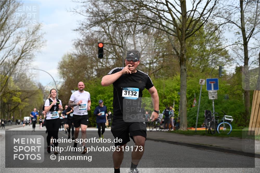 12.04.2026 - 45. Internationalen Wilhelmsburger Insellauf J. Mangold http://msf.ph/oto/9519173 12.04.2026 13:27:22 Ziel 2969, 3888, 3960, 3955, 4900, 2944, 2945, 5222, 3215, 2756, 2180, 3132, 2875, 3938, 3937, 3938, 3937, 4222, 4221, 4575, 4574 meine-sportfotos.de