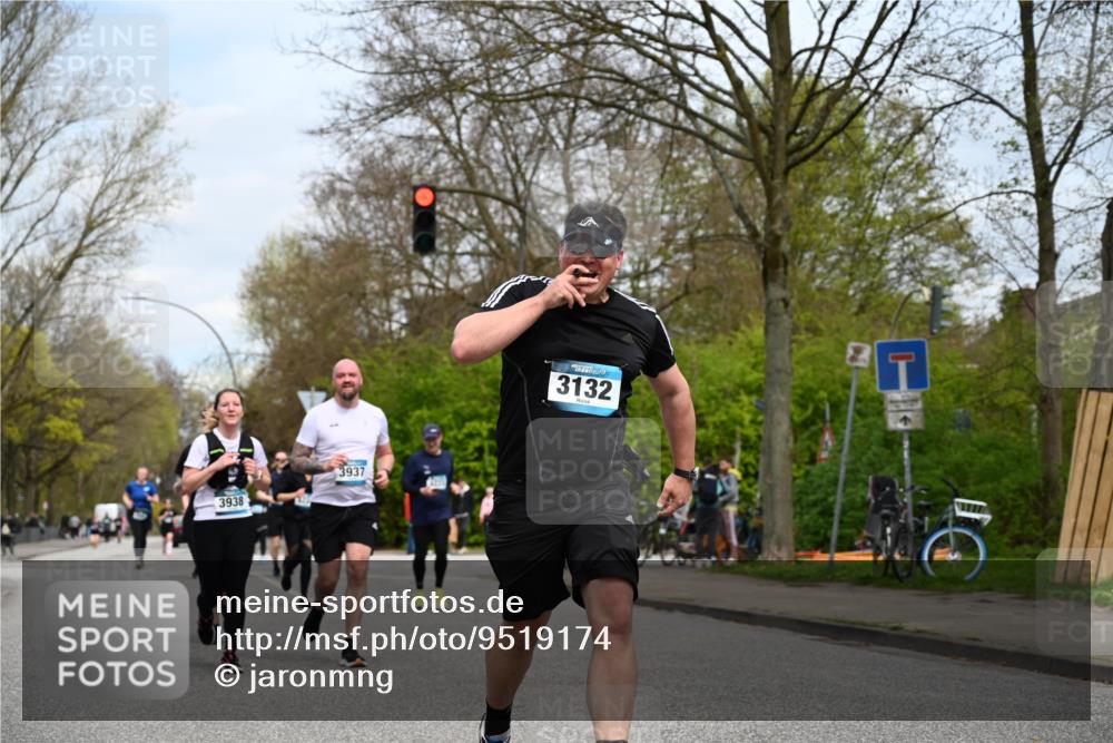 12.04.2026 - 45. Internationalen Wilhelmsburger Insellauf J. Mangold http://msf.ph/oto/9519174 12.04.2026 13:27:22 Ziel 2969, 3888, 3960, 3955, 4900, 2944, 2945, 5222, 3215, 2756, 2180, 3132, 2875, 3938, 3937, 3938, 3937, 4222, 4221, 4575, 4574 meine-sportfotos.de