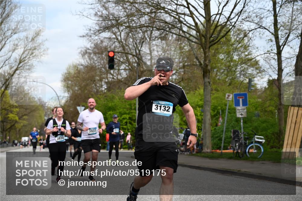 12.04.2026 - 45. Internationalen Wilhelmsburger Insellauf J. Mangold http://msf.ph/oto/9519175 12.04.2026 13:27:22 Ziel 2969, 3888, 3960, 3955, 4900, 2944, 2945, 5222, 3215, 2756, 2180, 3132, 2875, 3938, 3937, 3938, 3937, 4222, 4221, 4575, 4574 meine-sportfotos.de