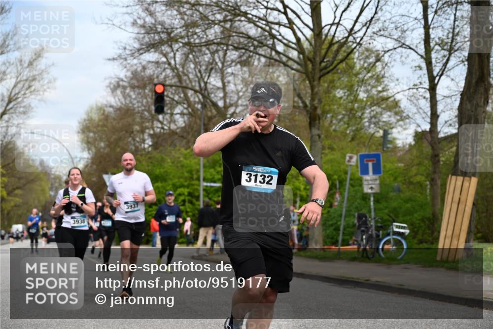 12.04.2026 - 45. Internationalen Wilhelmsburger Insellauf J. Mangold http://msf.ph/oto/9519177 12.04.2026 13:27:22 Ziel 2969, 3888, 3960, 3955, 4900, 2944, 2945, 5222, 3215, 2756, 2180, 3132, 2875, 3938, 3937, 3938, 3937, 4222, 4221, 4575, 4574 meine-sportfotos.de