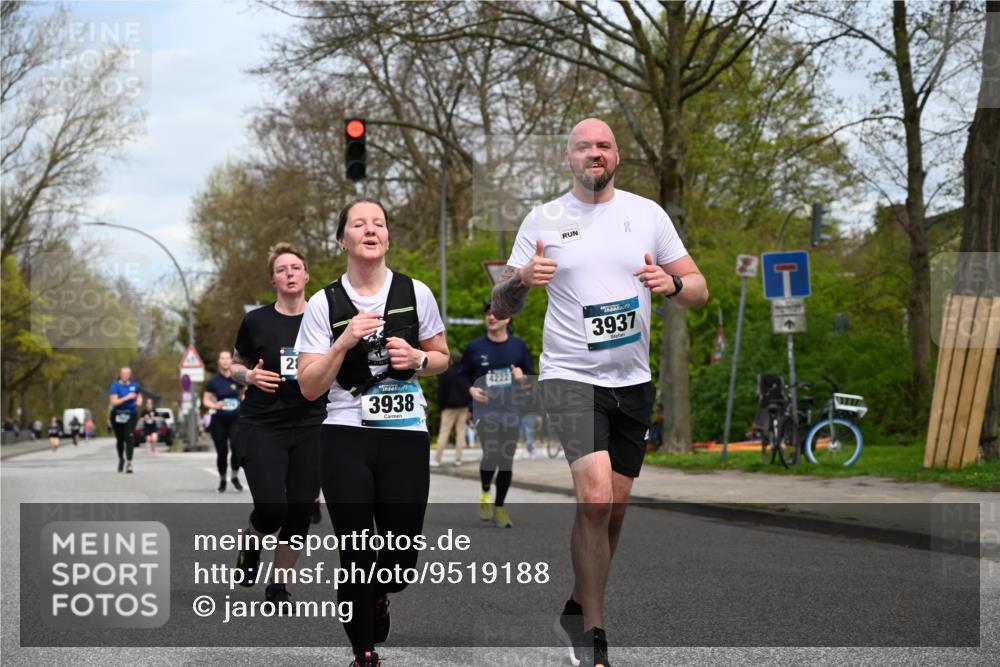 12.04.2026 - 45. Internationalen Wilhelmsburger Insellauf J. Mangold http://msf.ph/oto/9519188 12.04.2026 13:27:24 Ziel 3888, 3960, 3955, 4900, 2944, 2945, 5222, 3215, 2756, 2180, 3132, 2875, 3938, 3937, 4222, 4221, 4575, 4574 meine-sportfotos.de