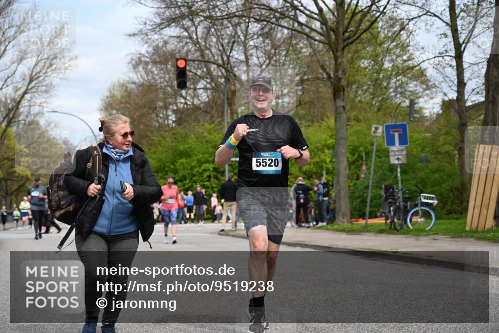 12.04.2026 - 45. Internationalen Wilhelmsburger Insellauf J. Mangold http://msf.ph/oto/9519238 12.04.2026 13:28:10 Ziel 2563, 5695, 3800, 2630, 5520, 5509, 4316 meine-sportfotos.de