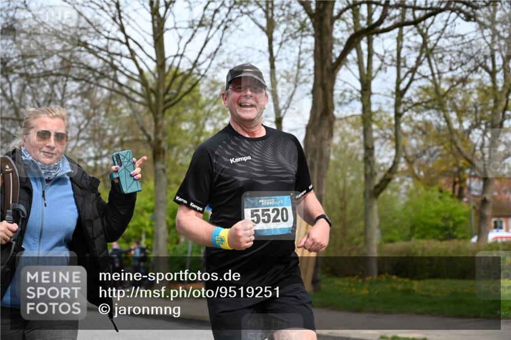 12.04.2026 - 45. Internationalen Wilhelmsburger Insellauf J. Mangold http://msf.ph/oto/9519251 12.04.2026 13:28:11 Ziel 2563, 5695, 3800, 3800, 2630, 5520, 5509, 4316 meine-sportfotos.de