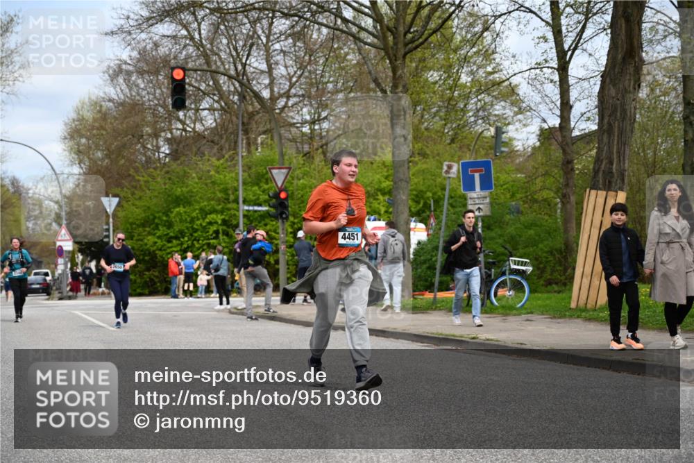 12.04.2026 - 45. Internationalen Wilhelmsburger Insellauf J. Mangold http://msf.ph/oto/9519360 12.04.2026 13:28:45 Ziel 5509, 4316, 3564, 3483, 4471, 4303, 4302, 4304, 4451, 2650, 2340, 5861, 2509, 2483, 2616 meine-sportfotos.de