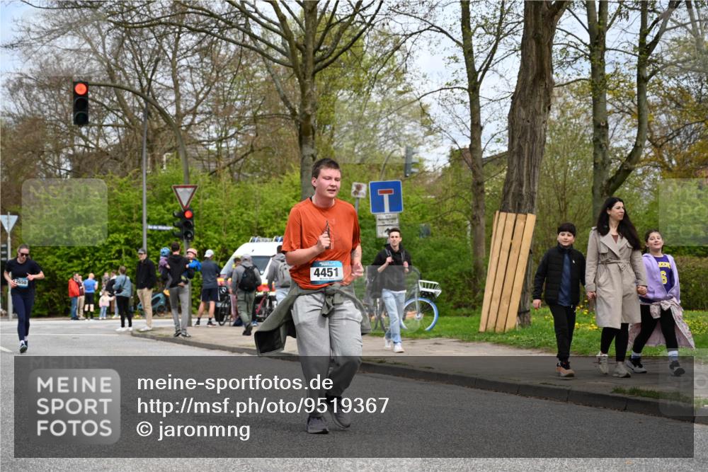 12.04.2026 - 45. Internationalen Wilhelmsburger Insellauf J. Mangold http://msf.ph/oto/9519367 12.04.2026 13:28:46 Ziel 5509, 4316, 3564, 3483, 4471, 4303, 4302, 4304, 4451, 4451, 2650, 2340, 5861, 2509, 2483, 2616 meine-sportfotos.de