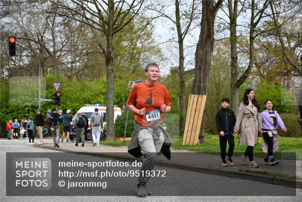 12.04.2026 - 45. Internationalen Wilhelmsburger Insellauf J. Mangold http://msf.ph/oto/9519372 12.04.2026 13:28:46 Ziel 5509, 4316, 3564, 3483, 4471, 4303, 4302, 4304, 4451, 4451, 2650, 2340, 5861, 2509, 2483, 2616 meine-sportfotos.de