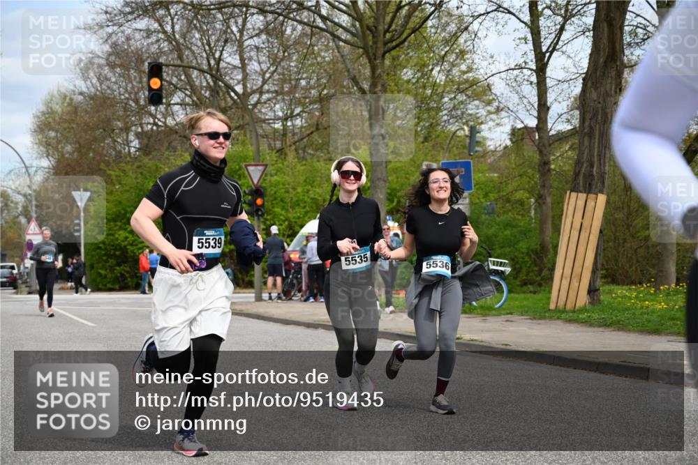 12.04.2026 - 45. Internationalen Wilhelmsburger Insellauf J. Mangold http://msf.ph/oto/9519435 12.04.2026 13:29:08 Ziel 4303, 4302, 4304, 4451, 2650, 2340, 5861, 2509, 2483, 2616, 2340, 5861, 2509, 2483, 2616, 5535, 5536, 5539, 4547, 4420, 3648, 3547, 3548 meine-sportfotos.de