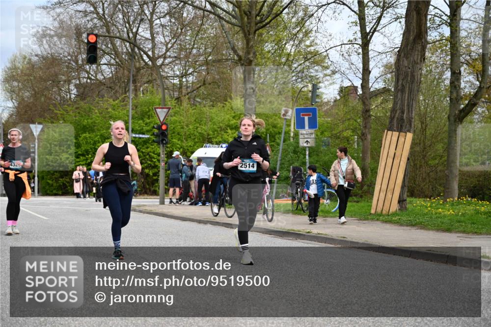 12.04.2026 - 45. Internationalen Wilhelmsburger Insellauf J. Mangold http://msf.ph/oto/9519500 12.04.2026 13:30:05 Ziel 5241, 3981, 2514, 2515, 2515, 4324, 4429, 2003 meine-sportfotos.de