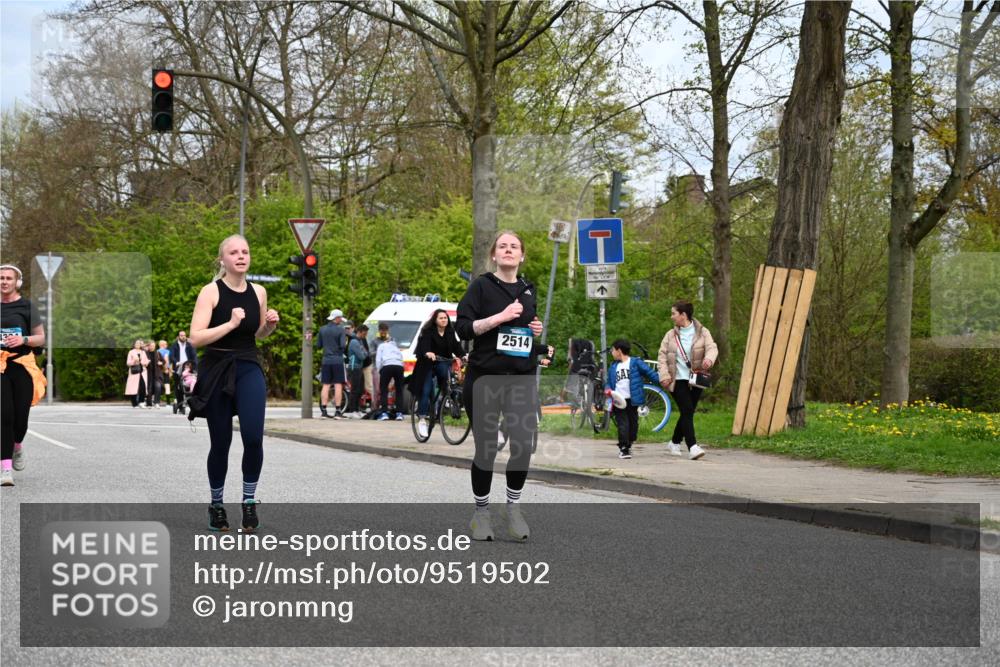 12.04.2026 - 45. Internationalen Wilhelmsburger Insellauf J. Mangold http://msf.ph/oto/9519502 12.04.2026 13:30:06 Ziel 5241, 3981, 2514, 2515, 4324, 4429, 2003, 4456, 4463 meine-sportfotos.de