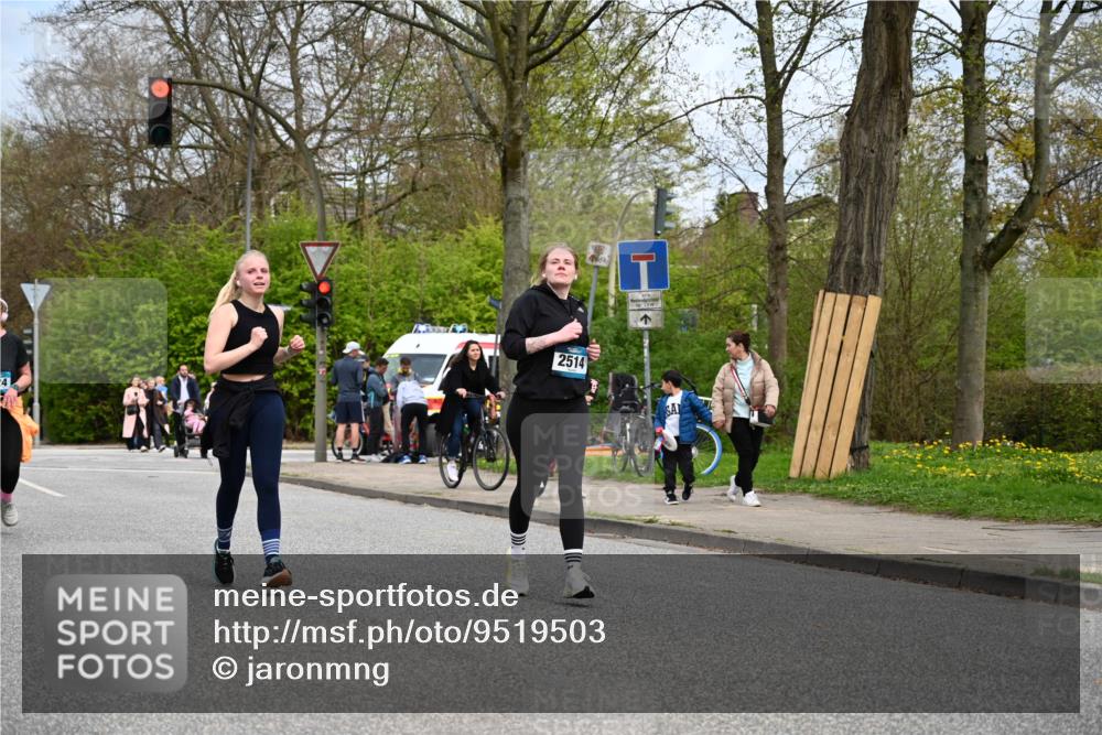 12.04.2026 - 45. Internationalen Wilhelmsburger Insellauf J. Mangold http://msf.ph/oto/9519503 12.04.2026 13:30:06 Ziel 5241, 3981, 2514, 2515, 4324, 4429, 2003, 4456, 4463 meine-sportfotos.de