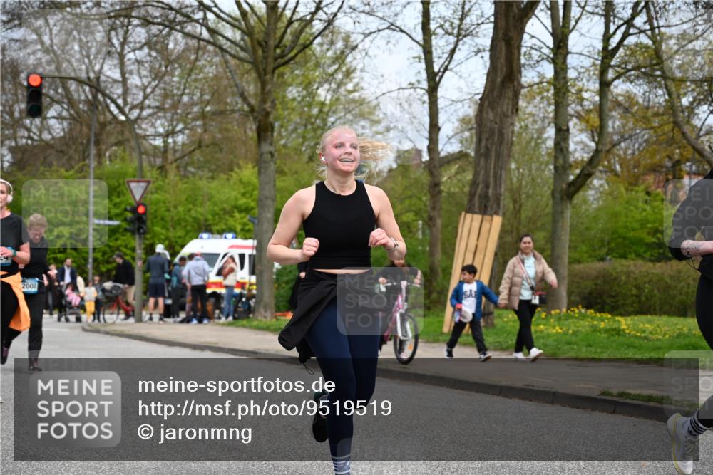 12.04.2026 - 45. Internationalen Wilhelmsburger Insellauf J. Mangold http://msf.ph/oto/9519519 12.04.2026 13:30:08 Ziel 5241, 3981, 2514, 2515, 4324, 4429, 4324, 4429, 2003, 4456, 4463, 5815 meine-sportfotos.de