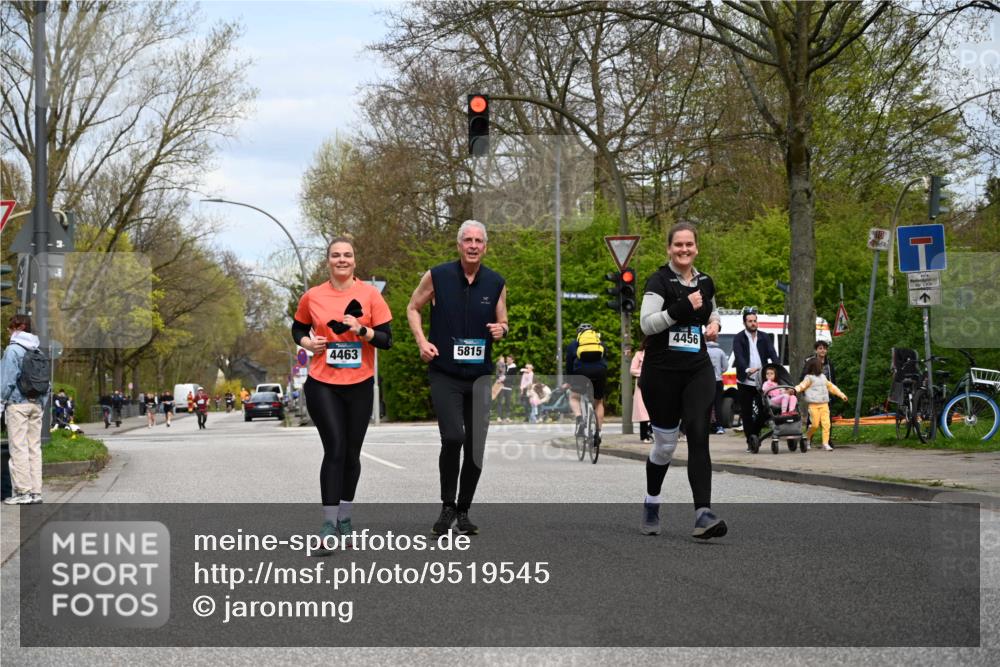 12.04.2026 - 45. Internationalen Wilhelmsburger Insellauf J. Mangold http://msf.ph/oto/9519545 12.04.2026 13:30:20 Ziel 5241, 3981, 2514, 2515, 4324, 4429, 4324, 4429, 2003, 4456, 4463, 5815 meine-sportfotos.de