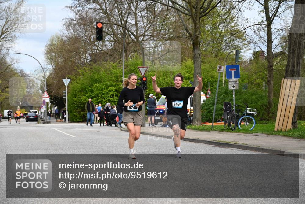 12.04.2026 - 45. Internationalen Wilhelmsburger Insellauf J. Mangold http://msf.ph/oto/9519612 12.04.2026 13:30:53 Ziel 4456, 4463, 5815, 5546, 5745, 2494 meine-sportfotos.de
