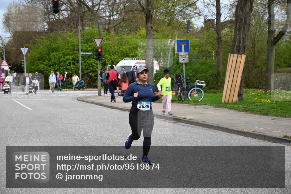 12.04.2026 - 45. Internationalen Wilhelmsburger Insellauf J. Mangold http://msf.ph/oto/9519874 12.04.2026 13:33:23 Ziel 5715, 3530, 2636 meine-sportfotos.de