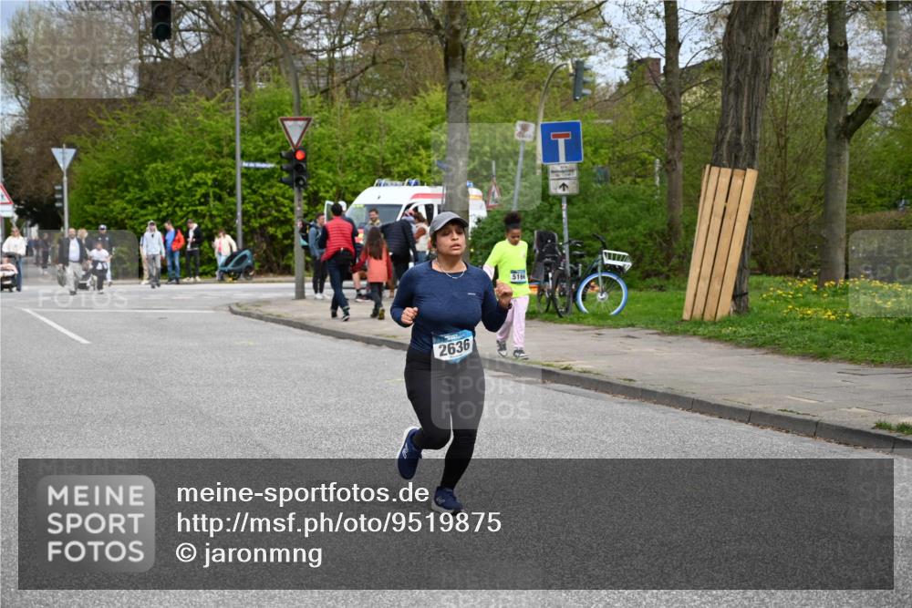 12.04.2026 - 45. Internationalen Wilhelmsburger Insellauf J. Mangold http://msf.ph/oto/9519875 12.04.2026 13:33:23 Ziel 5715, 3530, 2636 meine-sportfotos.de
