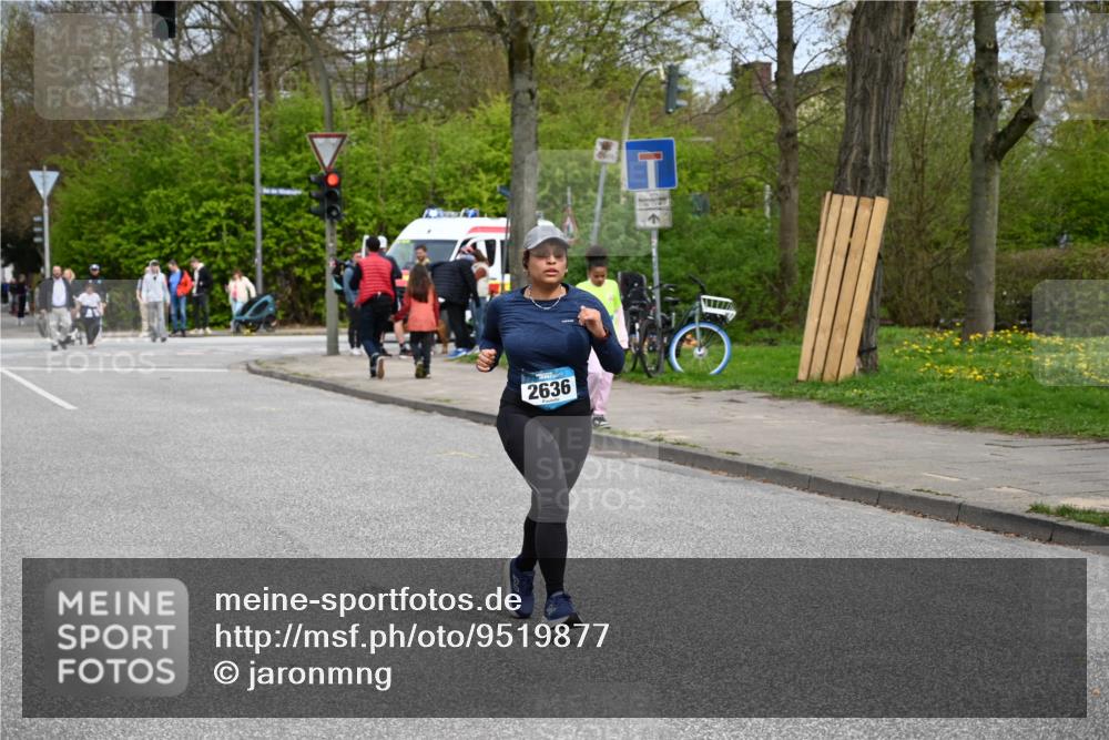 12.04.2026 - 45. Internationalen Wilhelmsburger Insellauf J. Mangold http://msf.ph/oto/9519877 12.04.2026 13:33:23 Ziel 5715, 3530, 2636 meine-sportfotos.de