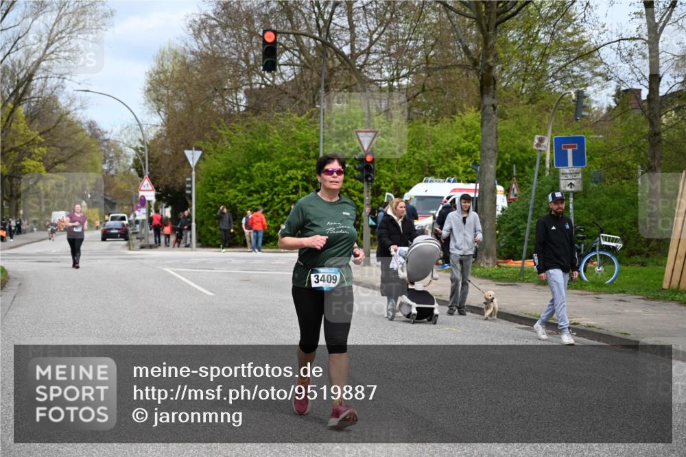 12.04.2026 - 45. Internationalen Wilhelmsburger Insellauf J. Mangold http://msf.ph/oto/9519887 12.04.2026 13:33:53 Ziel 2636, 3409, 3075 meine-sportfotos.de