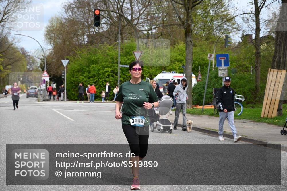 12.04.2026 - 45. Internationalen Wilhelmsburger Insellauf J. Mangold http://msf.ph/oto/9519890 12.04.2026 13:33:54 Ziel 2636, 3409, 3075 meine-sportfotos.de