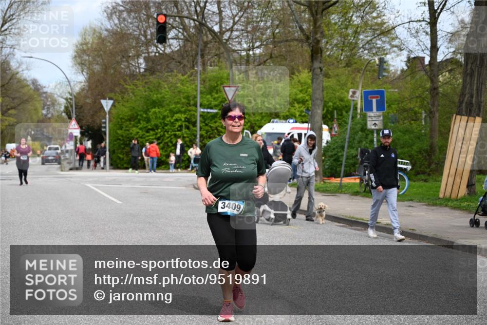 12.04.2026 - 45. Internationalen Wilhelmsburger Insellauf J. Mangold http://msf.ph/oto/9519891 12.04.2026 13:33:54 Ziel 2636, 3409, 3075 meine-sportfotos.de