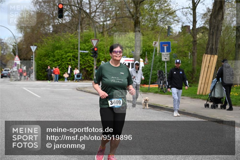 12.04.2026 - 45. Internationalen Wilhelmsburger Insellauf J. Mangold http://msf.ph/oto/9519896 12.04.2026 13:33:54 Ziel 2636, 3409, 3075 meine-sportfotos.de