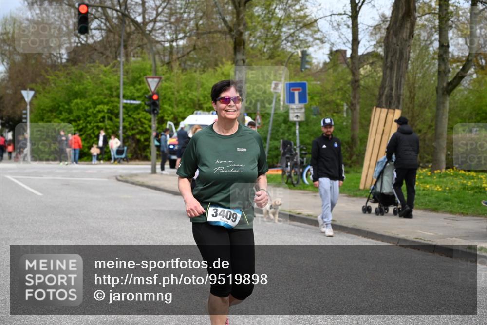12.04.2026 - 45. Internationalen Wilhelmsburger Insellauf J. Mangold http://msf.ph/oto/9519898 12.04.2026 13:33:55 Ziel 2636, 3409, 3075 meine-sportfotos.de