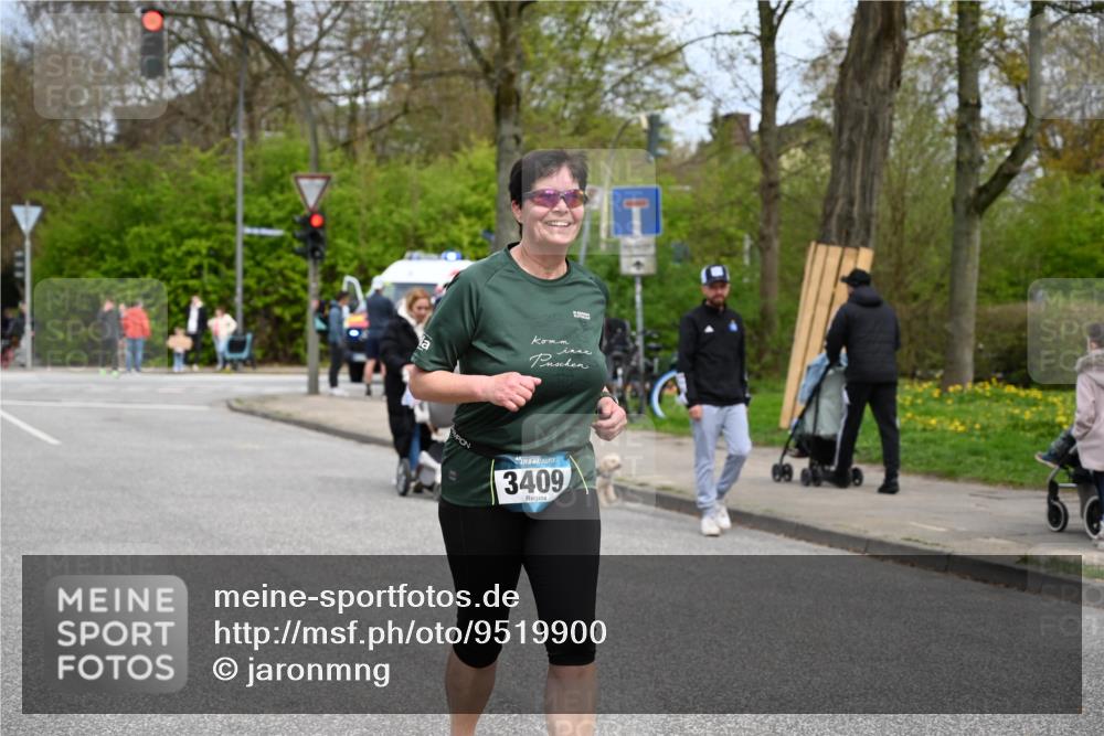 12.04.2026 - 45. Internationalen Wilhelmsburger Insellauf J. Mangold http://msf.ph/oto/9519900 12.04.2026 13:33:55 Ziel 2636, 3409, 3075 meine-sportfotos.de