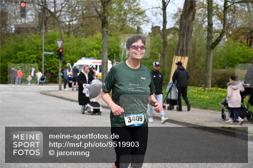 12.04.2026 - 45. Internationalen Wilhelmsburger Insellauf J. Mangold http://msf.ph/oto/9519903 12.04.2026 13:33:55 Ziel 2636, 3409, 3075 meine-sportfotos.de