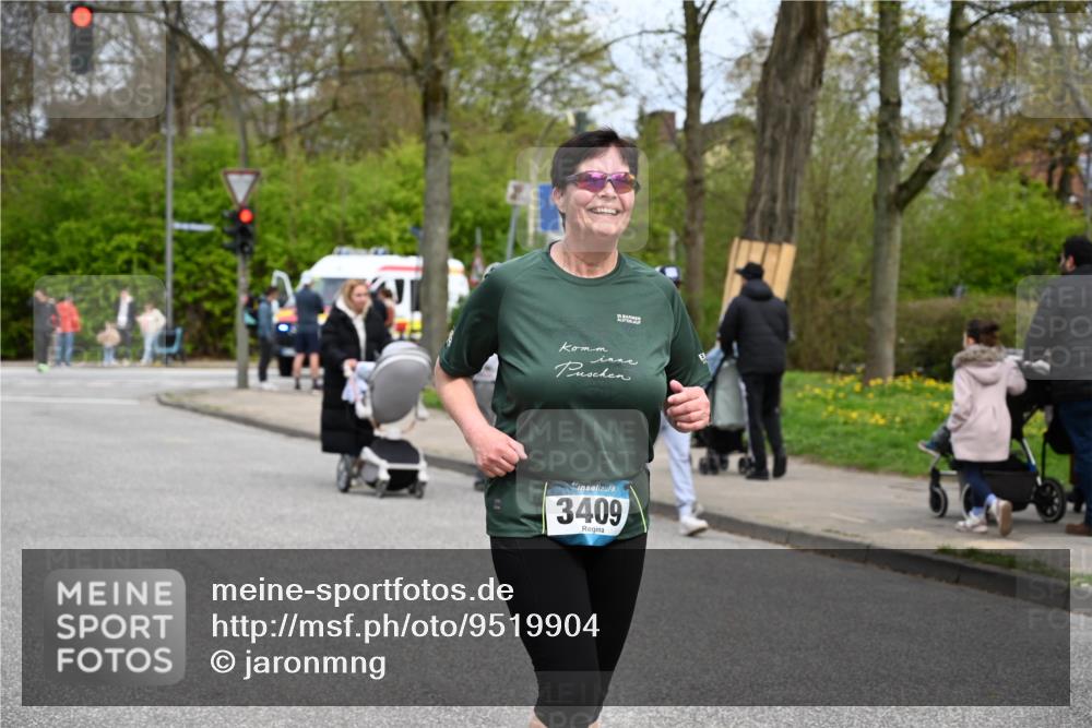 12.04.2026 - 45. Internationalen Wilhelmsburger Insellauf J. Mangold http://msf.ph/oto/9519904 12.04.2026 13:33:55 Ziel 2636, 3409, 3075 meine-sportfotos.de
