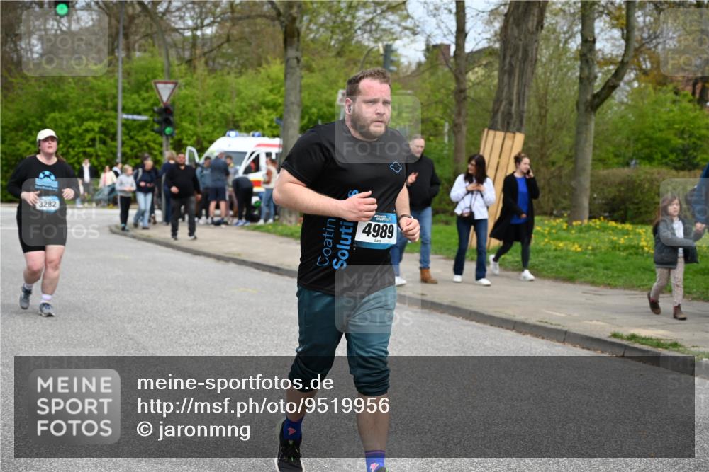 12.04.2026 - 45. Internationalen Wilhelmsburger Insellauf J. Mangold http://msf.ph/oto/9519956 12.04.2026 13:35:03 Ziel 2038, 4988, 4989, 3282, 4113 meine-sportfotos.de