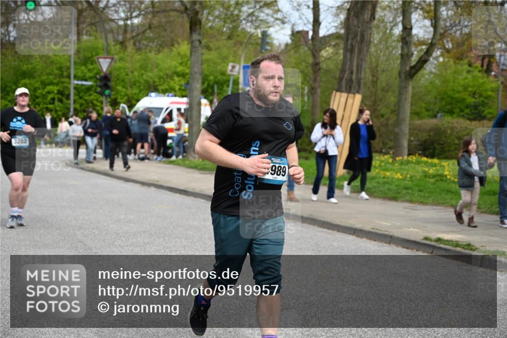 12.04.2026 - 45. Internationalen Wilhelmsburger Insellauf J. Mangold http://msf.ph/oto/9519957 12.04.2026 13:35:03 Ziel 2038, 4988, 4989, 3282, 4113 meine-sportfotos.de