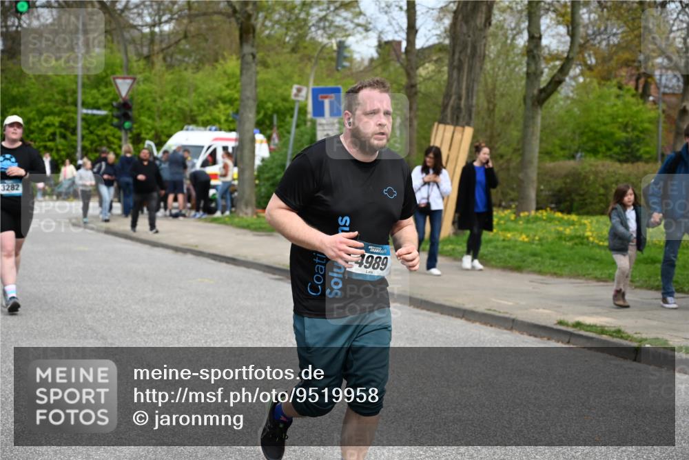 12.04.2026 - 45. Internationalen Wilhelmsburger Insellauf J. Mangold http://msf.ph/oto/9519958 12.04.2026 13:35:03 Ziel 2038, 4988, 4989, 3282, 4113 meine-sportfotos.de