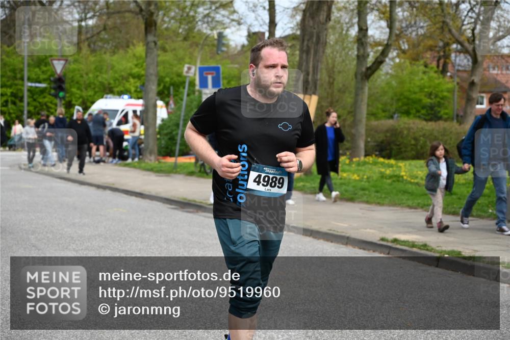 12.04.2026 - 45. Internationalen Wilhelmsburger Insellauf J. Mangold http://msf.ph/oto/9519960 12.04.2026 13:35:03 Ziel 2038, 4988, 4989, 3282, 4113 meine-sportfotos.de