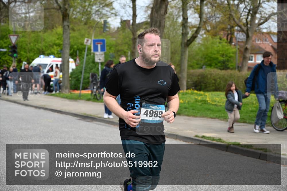 12.04.2026 - 45. Internationalen Wilhelmsburger Insellauf J. Mangold http://msf.ph/oto/9519962 12.04.2026 13:35:03 Ziel 2038, 4988, 4989, 3282, 4113 meine-sportfotos.de