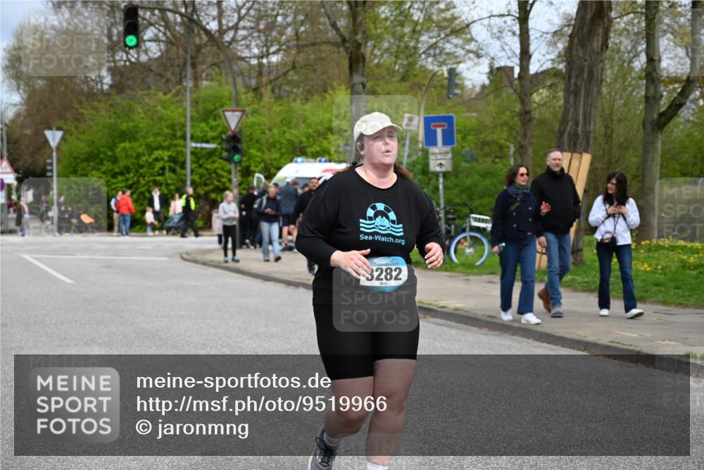 12.04.2026 - 45. Internationalen Wilhelmsburger Insellauf J. Mangold http://msf.ph/oto/9519966 12.04.2026 13:35:06 Ziel 2038, 4988, 4989, 3282, 4113 meine-sportfotos.de